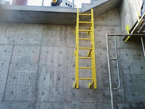 房屋建筑工程中屋面的检修爬梯离地面楼面的高度是多少?有没有规范条文?哪个规范条文里有明确规定